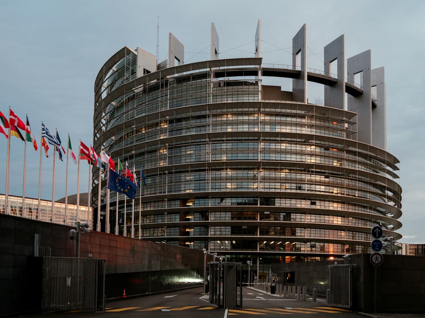 Sešu gadu atskaite: katrs EU AI akta termiņš, kas jūsu organizācijai jāzina